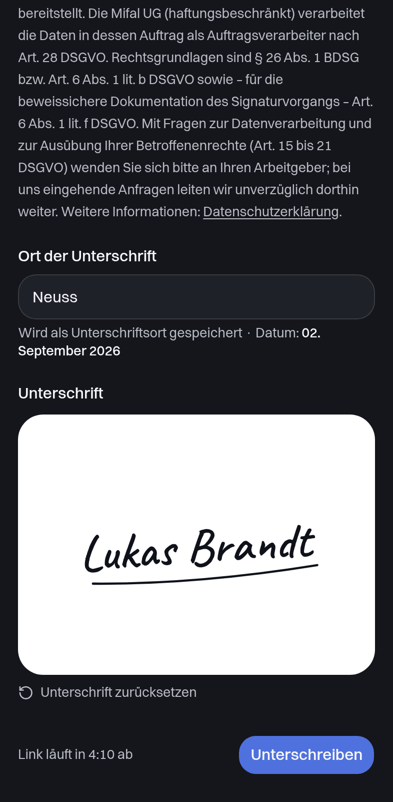 Arbeitsvertrag auf dem Telefon des Mitarbeiters unterschreiben